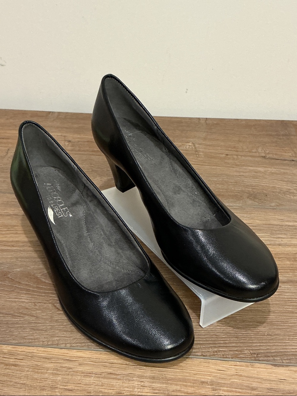 AEROSOLES Red Hot Black Leather-Look Mid Heel Pumps, round toe, size 8